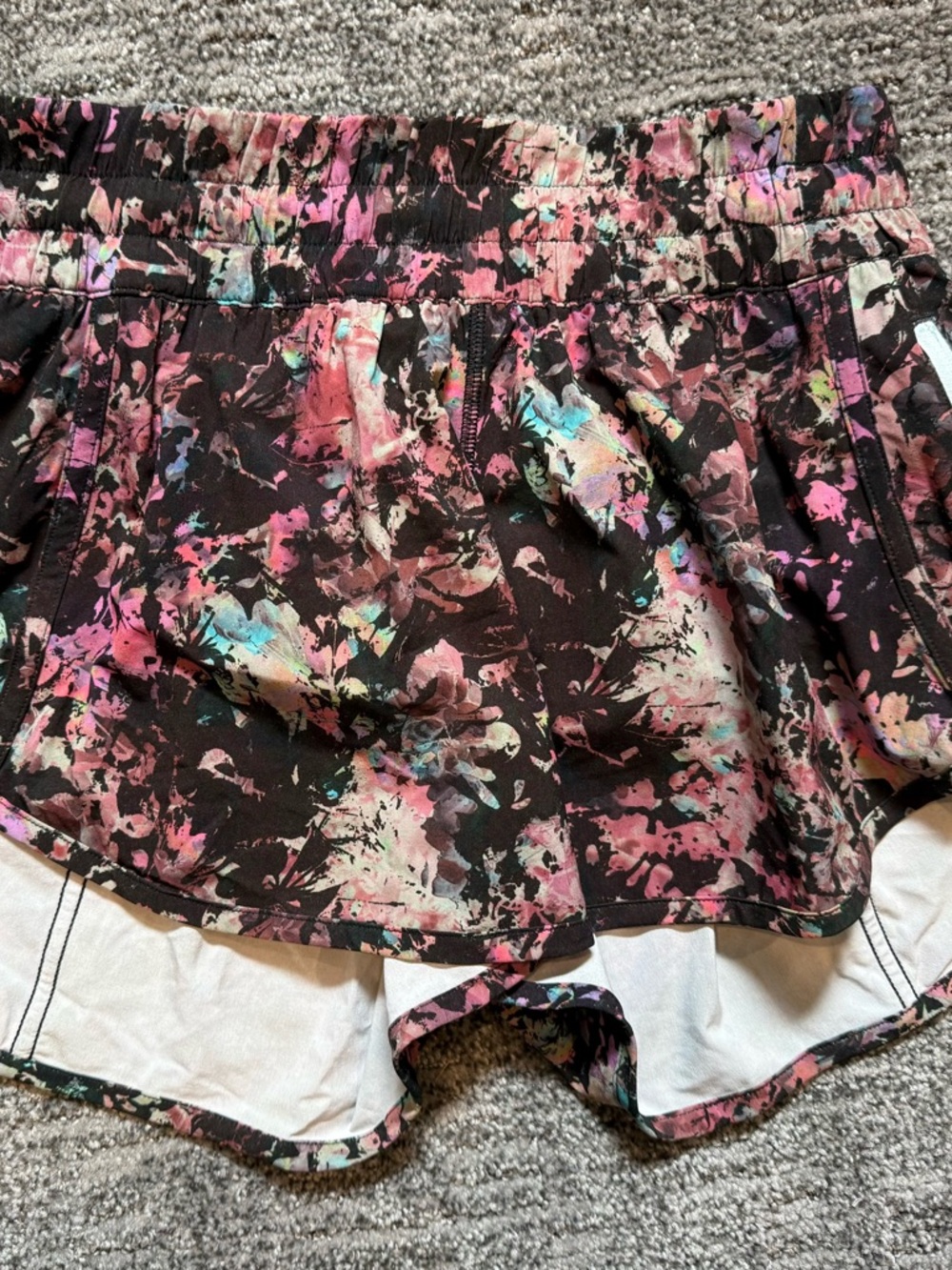 Lululemon Tracker Shorts 4 inch Stencil Blossom Red sz 6